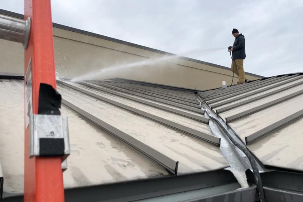 pressure washing professional cleaning roof